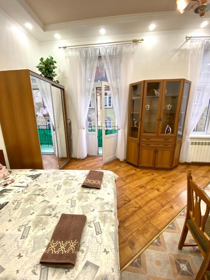 Навпроти Вернісажу Біля Оперного Вулиця Театральна 26 Є Балкон Та Інернет Daire Lviv Dış mekan fotoğraf
