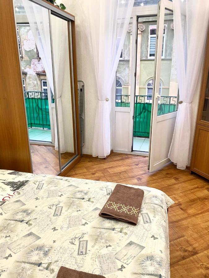 Навпроти Вернісажу Біля Оперного Вулиця Театральна 26 Є Балкон Та Інернет Daire Lviv Dış mekan fotoğraf